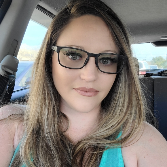 Meet your Posher, Leah - Picture 2 of 5